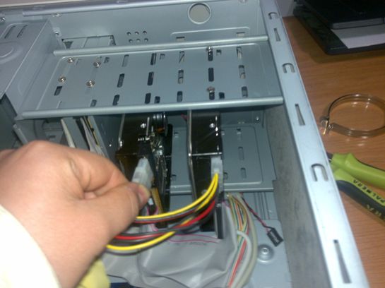 Añadir una unidad de disco (disco duro) a GNU Linux Ubuntu Server - Conectar alimentador eléctrico