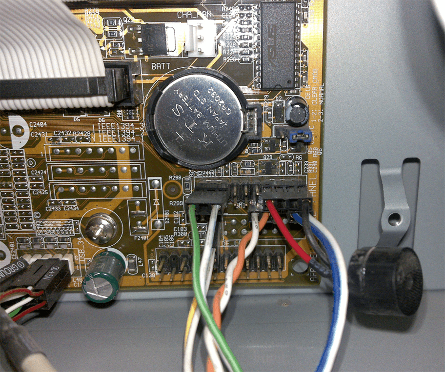 Los pitidos del PC BIOS - Altavoz de un PC conectado a la placa base