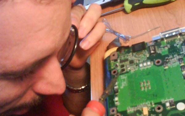 Uno de nuestros miembros arreglando un portátil